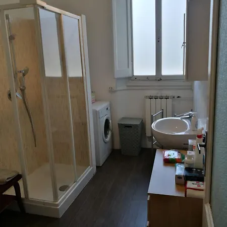 Bright Close To Downtown Daire Floransa