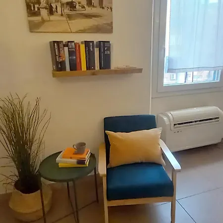 Charming & Spacious Florentine Just Two Mins From Tram Stop