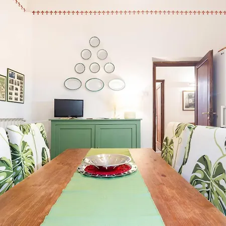 Comfy Unit Suitable For Work Street Level With Patio Флоренция