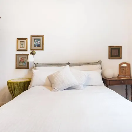 Comfy Unit Suitable For Work Street Level With Patio Апартаменты *