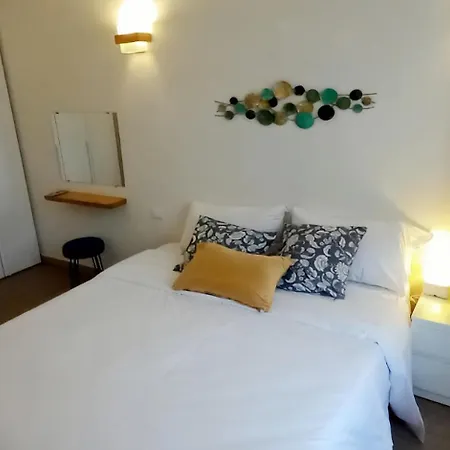 Apartment Charming & Spacious Florentine Just Two Mins From Tram Stop Florence
