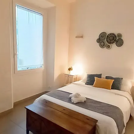 Charming & Spacious Florentine Just Two Mins From Tram Stop *