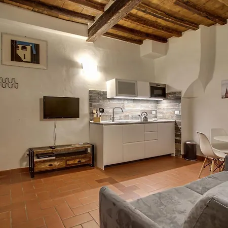 Pilastri Near Santa Croce Apartment *