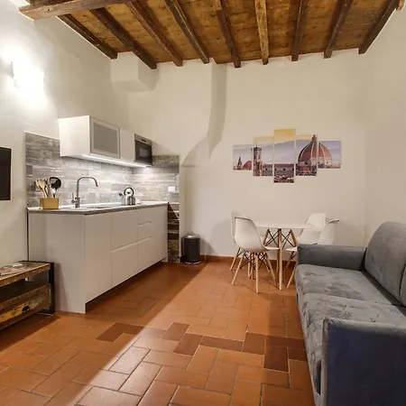 Pilastri Near Santa Croce Apartment