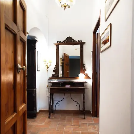Apartment Elegant 300m From Old Town Center