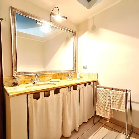 Mazzini Charming Getaway With Courtyard Apartment