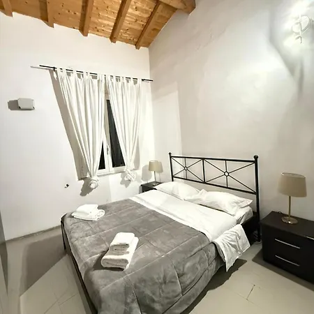 Three Bedroom In Center Apartment *