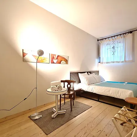 Mazzini Charming Getaway With Courtyard Apartment