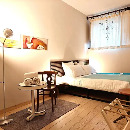 Mazzini Charming Getaway With Courtyard Apartment *