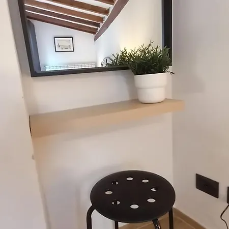Tuscan Loft - 7 Guests With Patio