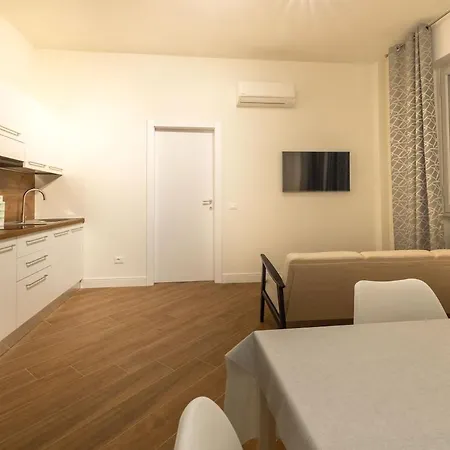 Modern Two-room Near Station And Airport Floransa