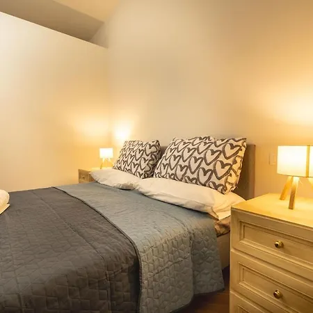 Modern Two-room Near Station And Airport Daire