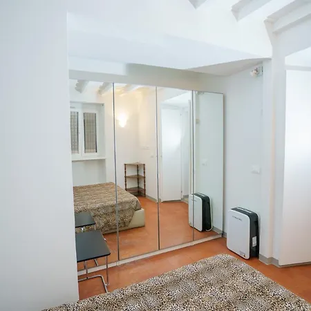 By Ponte Vecchio Apartment *