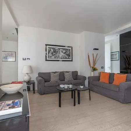Style And Comfort In The Heart Of Apartment