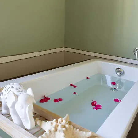 Retreat With Romantic Bathtub Апартаменты *