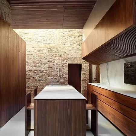 750 Eur - Unique Design 4 Bed Apartment *
