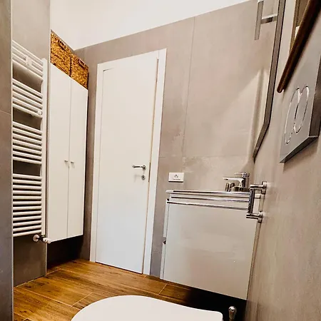 Modern Renovated Near Center & Transit Apartment Florence
