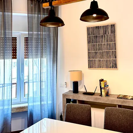 Apartment Modern Renovated Near Center & Transit
