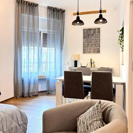 Modern Renovated Near Center & Transit Apartment *