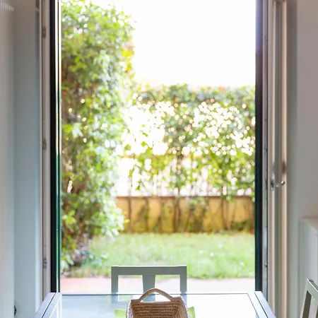 Tranquil & Modern Outside Ztl Apartment *