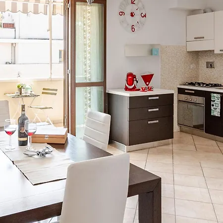 Spacious & Bright & Parking, In With Private Parking Garage - 2 Bedrooms & 2 Bathrooms - Just Few Minutes Walking From Historic Center Florencia