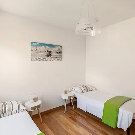 Spacious & Bright & Parking, In With Private Parking Garage - 2 Bedrooms & 2 Bathrooms - Just Few Minutes Walking From Historic Center Florencia