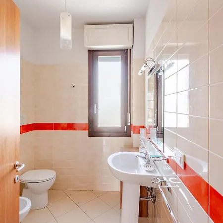 Spacious & Bright & Parking, In With Private Parking Garage - 2 Bedrooms & 2 Bathrooms - Just Few Minutes Walking From Historic Center *