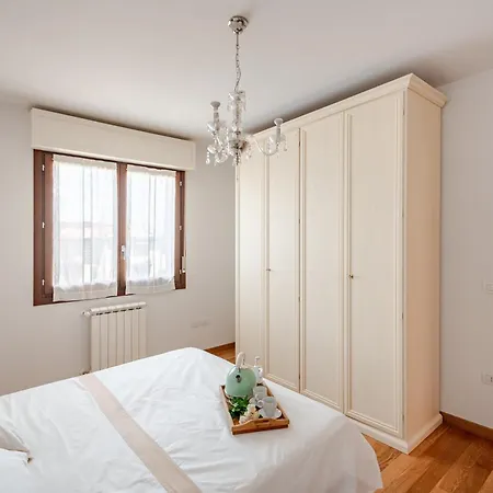 Spacious & Bright & Parking, In With Private Parking Garage - 2 Bedrooms & 2 Bathrooms - Just Few Minutes Walking From Historic Center Apartamento