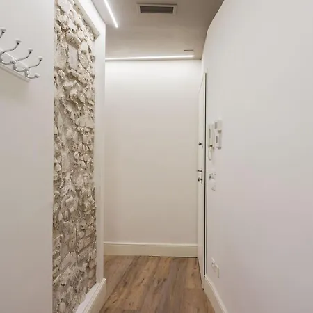 Rose - Santo Spirito District Apartment