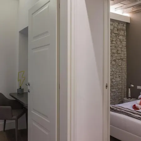 Rose - Santo Spirito District Apartment