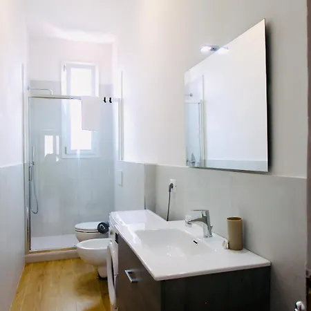 Apartment Lia's Modern Flat 2 Bedroom W Balcony