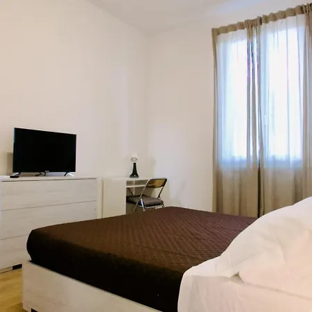 Apartment Lia's Modern Flat 2 Bedroom W Balcony *