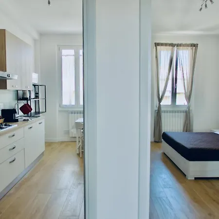 Lia's Modern Flat 2 Bedroom W Balcony *