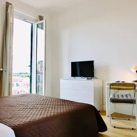 Apartment Lia's Modern Flat 2 Bedroom W Balcony *