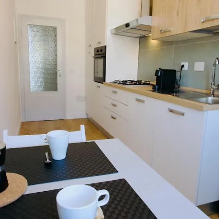 Lia's Modern Flat 2 Bedroom W Balcony Florence
