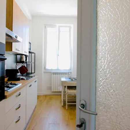 Lia's Modern Flat 2 Bedroom W Balcony Apartment *