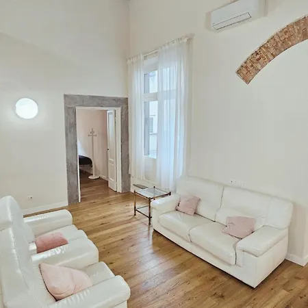 Apartment Eleganza E Convivialita In Centro, Vista Duomo Per Gruppi E Famiglie