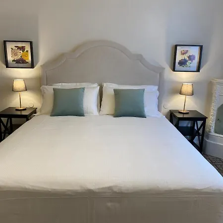 4 Suites, Frescoes And Garden Апартаменты *