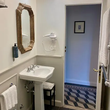 4 Suites, Frescoes And Garden Апартаменты *