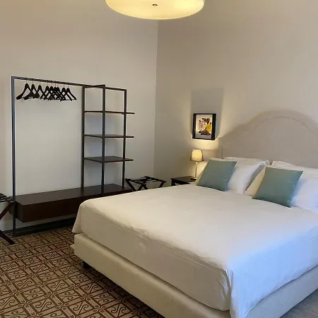 4 Suites, Frescoes And Garden Апартаменты *