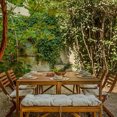 4 Suites, Frescoes And Garden Daire *