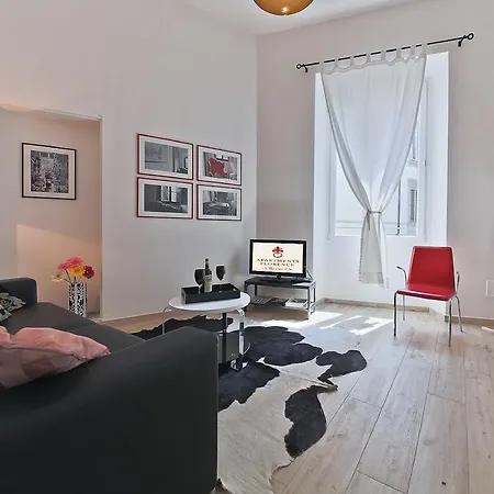 Pandolfini Street Apartment Florence