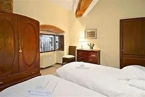 Flora Hotel *