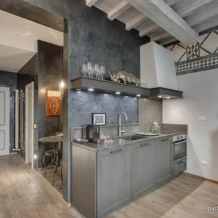 - Signoria Art Apartment *