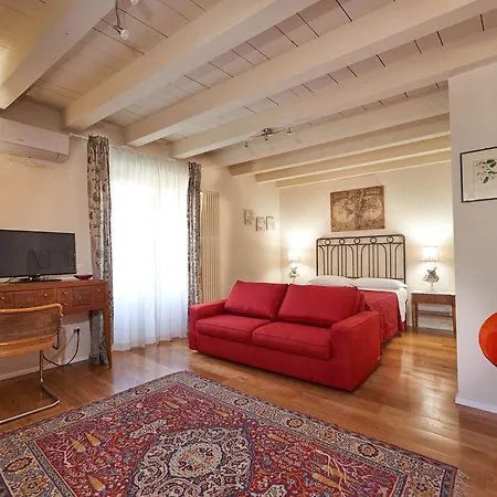 Ape Rosa Relais 2*