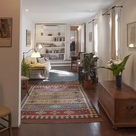 Grand Piano Apartment *