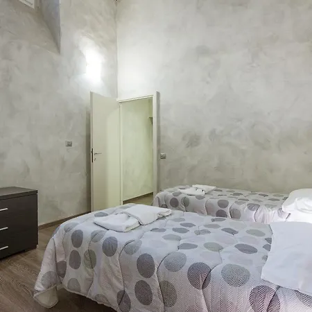 Piazza Pitti 2 Bedroom * Florence