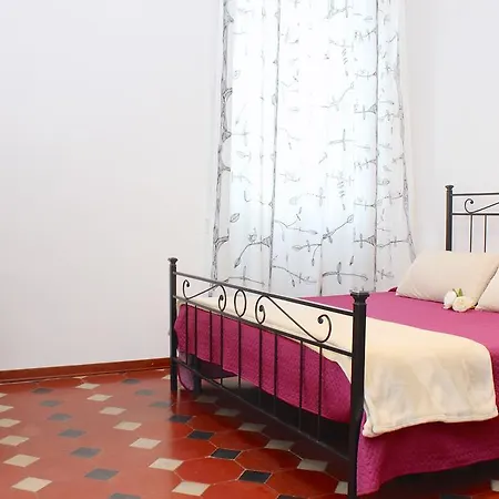 Dante Apartment *