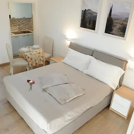 Piccolo Borgo Antico Affittacamere 2*