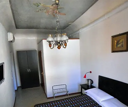 Adelaide House ゲストハウス 2*